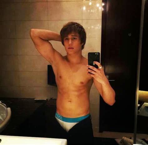 Enrique Gil Takes His Hot Topless Selfie