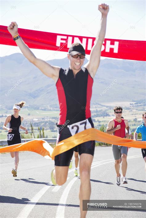 Runner Crossing Race Finish Line — Men Marathon Stock Photo 199749378