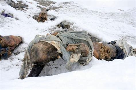 Over the last eighty years, around 300 climbers have failed to return alive from the world's highest a typical dead body on everest weighs over 200 pounds and is frozen solid. ViralityToday - These Dead Bodies Are Lying On Mt. Everest ...