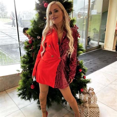 Romeu chama ruth para o palco e o público vibra ao som de coisinha sexy. Ruth Marlene denuncia ataques nas redes sociais: Dizem que ...