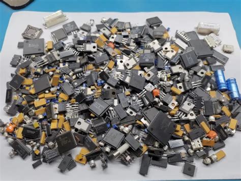 Various Electronic Components Rf Parts Sig Gen Ics And Other Parts 56