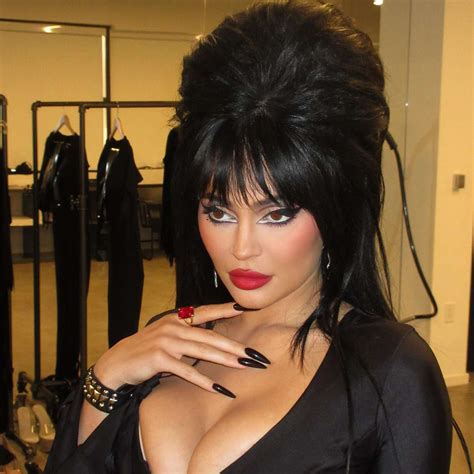 Kylie Jenner S Elvira Transformation Is The Ultimate Lesson In Witchy