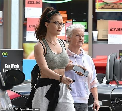 Ex On The Beach S Jess Impiazzi Shows Off Her Abs In Gym Gear Daily Mail Online