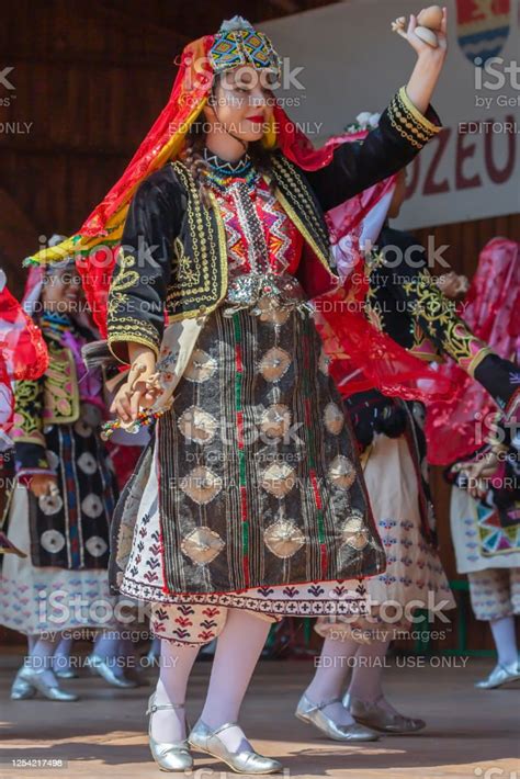 伝統的な衣装を着たトルコ出身の女性ダンサー トルコ人のストックフォトや画像を多数ご用意 トルコ人 民族舞踊 トルコ istock