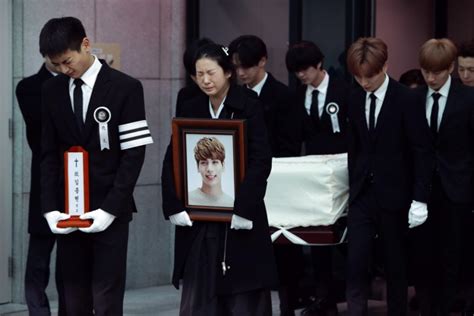 Kim Jonghyuns Funeral Relatives And Shinee Bandmates Carry Coffin