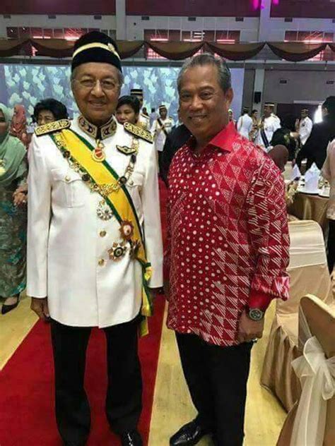 Selepas mengangkat sumpah hari ini, dr. Tun M angkat sumpah sebagai PM hari ini