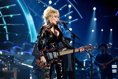 dolly parton debuts new rock song during rock and roll hall of fame induction ceremony