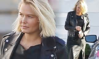 Expectant Lara Bingle Ditches The Make Up And Shows Off Her Luminous Complexion Daily Mail Online