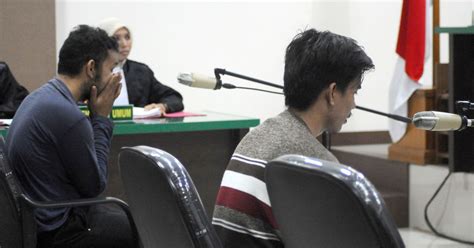 indonésie deux hommes reçoivent des coups de canne pour relations