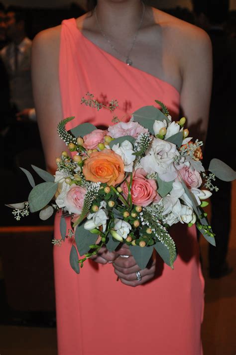 I love coral and green. Coral & mint theme! Lovely. | Wedding mint green, Mint ...