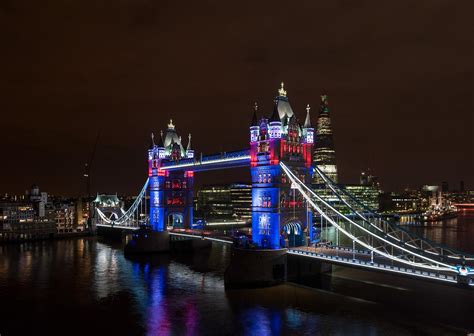 Londons Tower Bridge Gets Led Makeover For Queens Jubilee And 2012