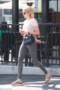 Emma Roberts Shows Off Slender Figure In Workout Leggings Daily Mail Online
