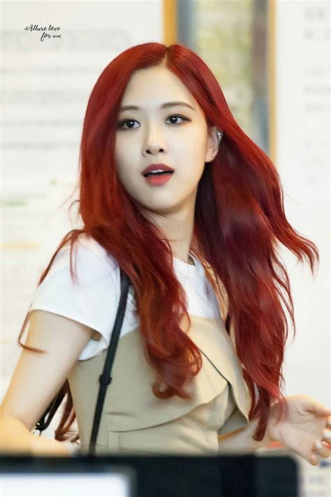 The seaside breeze plays with the celebrities' hair, making. 180618 · BLACKPINK Rosé | Jennie, Rosto, Looks