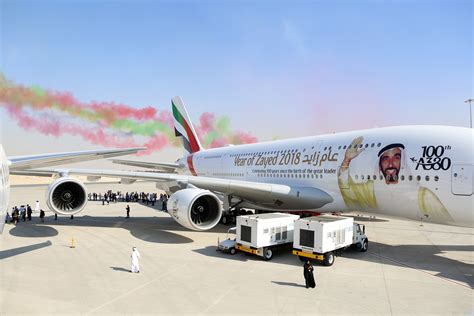 Airbus Emirates Face Off Over A380 Future At Dubai Air Show Wsj