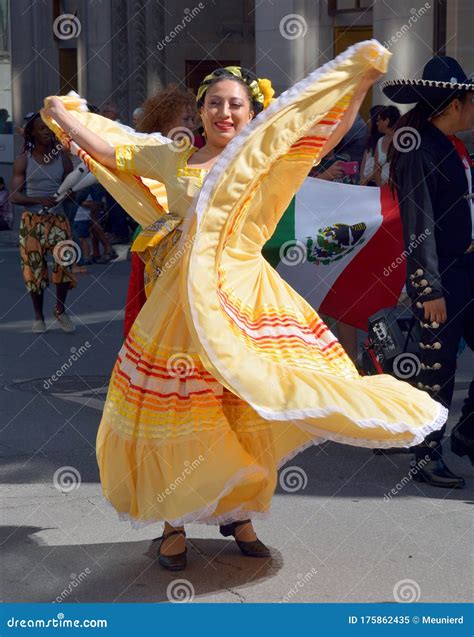 colombian woman in traditional costume dance la pollera colora editorial image image of custom