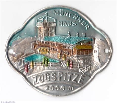 Die münchner hütte steht direkt neben dem gipfel. Zugspitze- Münchner haus, Walking stick badges/shields ...