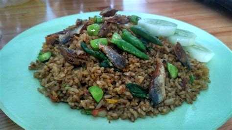 Nasi goreng merupakan makanan khas indonesia, dan pada dasarnya sama seperti makanan indonesia lainnya yang memiliki banyak sekali variasi. Cara Membuat Nasi Goreng Ikan Asin Pete pedas Spesial ...