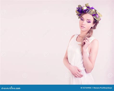 Ragazza Con La Corona Del Fiore Che Posa Nello Studio Fotografia Stock Immagine Di Modo