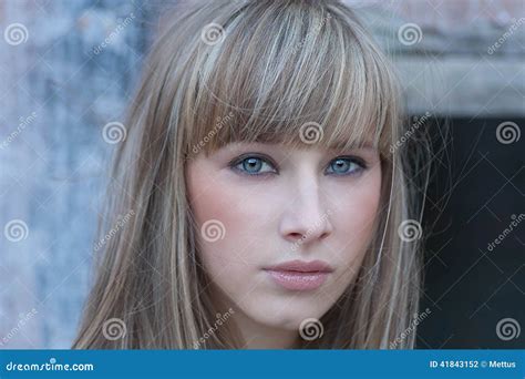 Headshot Van Blonde Haired Vrouwen Met Lege Uitdrukking Van Een Gezicht