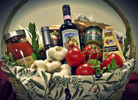 Love This Italian Theme Homemade Gift Basket Italian Food Gift