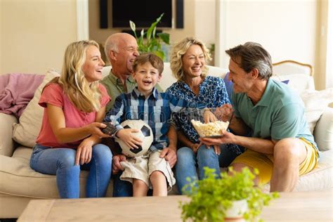 Feliz Caucásico Familia De Tres Generaciones Viendo Televisión Sentada