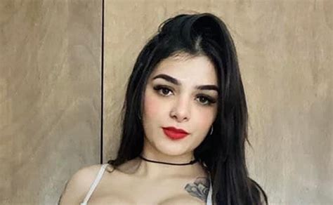 Karely Ruiz Más Que Deslumbra En Look Perfecto De Los Ochentas