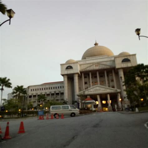Kompleks mahkamah kuala lumpur) is a large courthouse complex in kuala lumpur, malaysia, housing various courts of the country's judicial system. Kompleks Mahkamah Kuala Lumpur (Courts Complex) - Courthouse