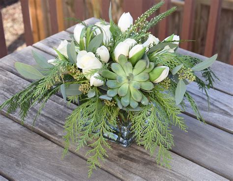 White And Green Flower Arrangement With Succulents Fleurs