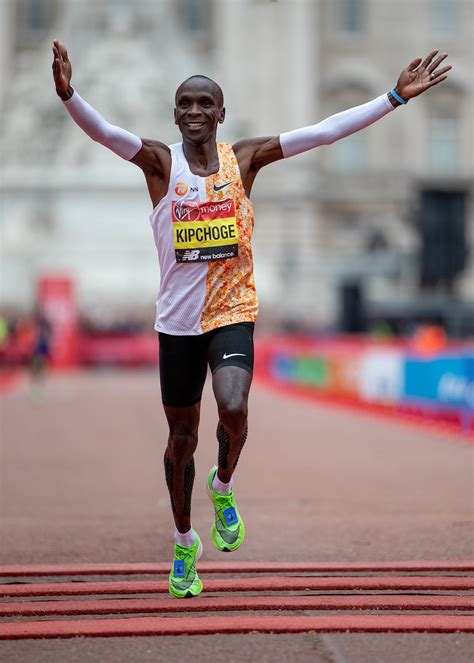 Eliud kipchoge, of kenya, celebrates after winning the gold medal in . Eliud Kipchoge und Brigid Kosgei gewinnen in London mit ...