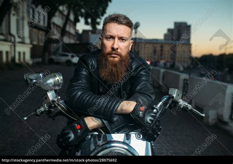 Brutal Bearded Biker Poses On Chopper Front View Lizenzfreies Foto