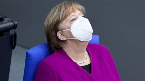 Lässt Sich Angela Merkel Mit Astrazeneca Impfen Berlin Bietet