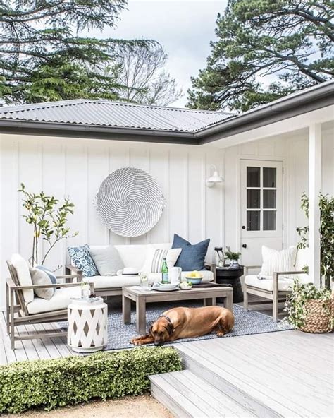 A modern farmhouse exterior is often a perfect blend of modern and traditional elements. Pin by Lesley Chaplin on Outside living | Outdoor makeover ...