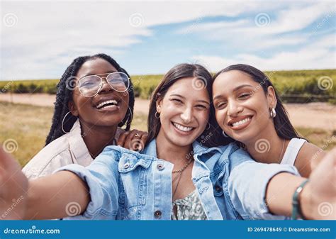 Amigos Felices Y Selfie Con Mujeres En La Naturaleza Para Vincularse