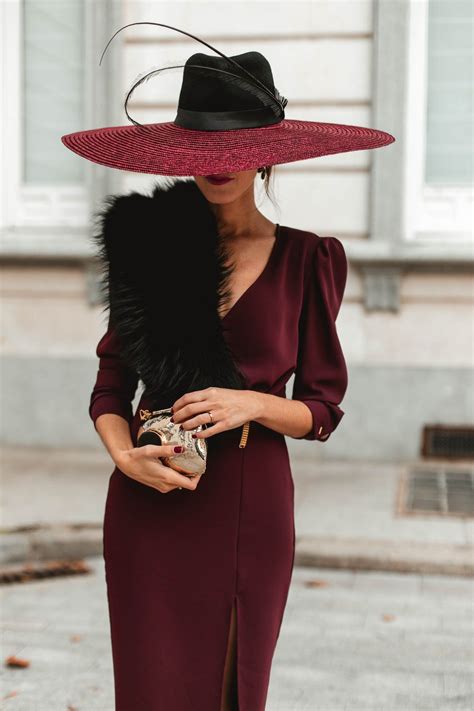 Look Invitada De Mañana El Granate Es El Color Del Otoño Invitada Perfecta Big Hat Outfit