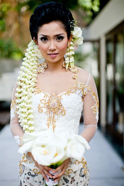 Look no further, suara indonesia dance can organise. bride in Indonesian wedding garb with lily bouquet ...