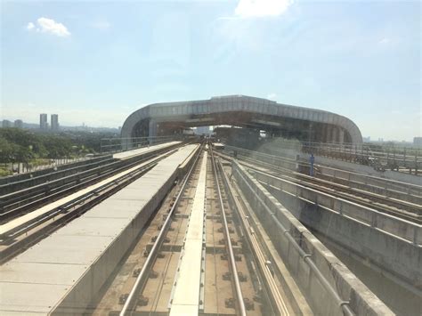 Pohľad na stanicu z blížiaceho sa vlaku. Kuala Lumpur Walk Pics : Putra Heights LRT Station