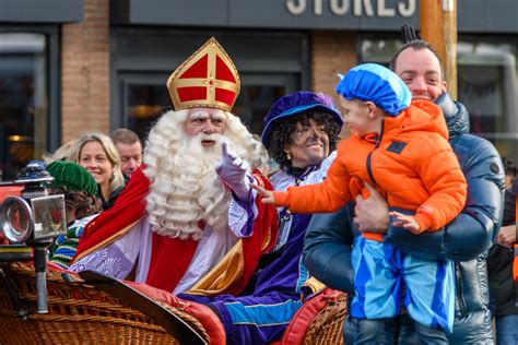 Sint Krijgt Warm Welkom In Drunen Met Kleine Actie Vóór Zwarte Piet