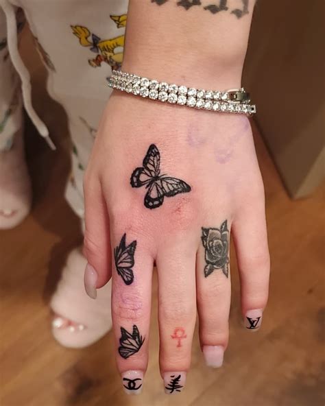 But if you're not quite ready to take the henna tattoos, also called mehndi, are a type of temporary body decoration that developed in india. Me: All these butterflies @bhadbhabie : I want my body ...