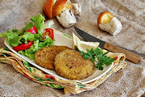 Aguzzando la vista possiamo trovare una delizia autunnale anche in estate, ecco come. Funghi travestiti da bistecca: ecco come si preparano le ...