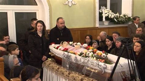 Este una dintre cele mai mari legende ale cantecului popular si traditional roman. 05 9 Grup tineri - Inmormantare CRISTINA TIMOFICIUC bis ...