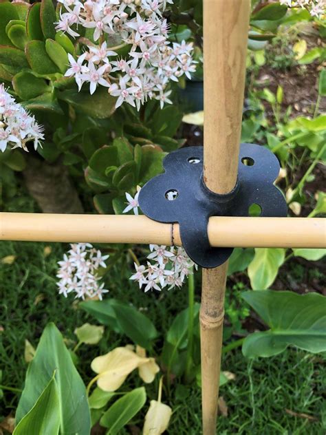 Each Of These Ingenious Daisy Shaped Connectors Let You Easily Gather
