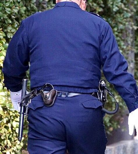ガチムチ体型の警察官｡ 大きな背中に抱きついて､ムッチリお尻を触りたい｡ 男性警察官 警察官 警官