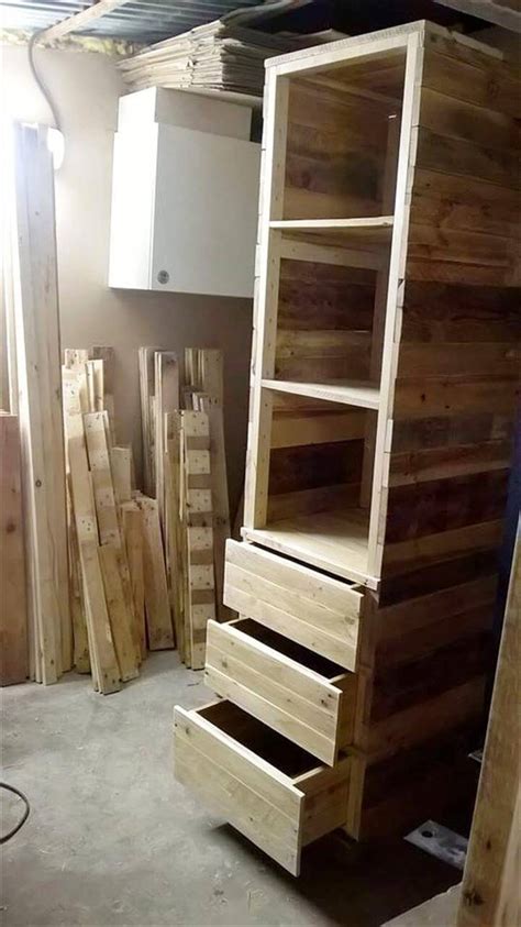 Use this guide to learn more about creating an organizer that works for your closet and storage needs. DIY Pallet Corner Closet or Cupboard - Easy Pallet Ideas