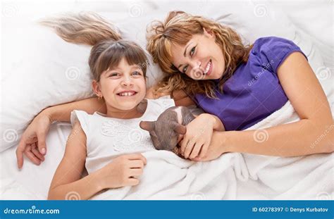 Madre Que Juega Con La Hija En La Cama Imagen De Archivo Imagen De