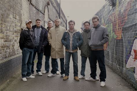 A wrongfully expelled harvard undergrad moves to london, where he is introduced to the violent underworld of football hooliganism. Green Street Hooligans - ZONAFUT