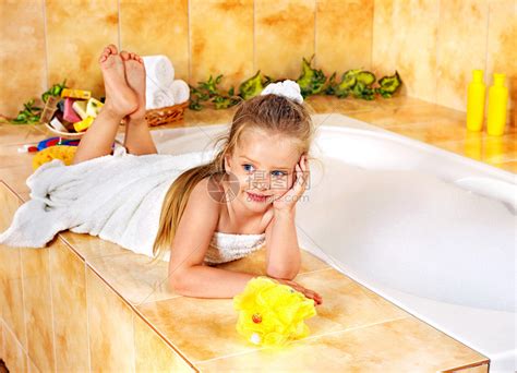 小女孩在泡浴中放松高清图片下载 正版图片503553625 摄图网