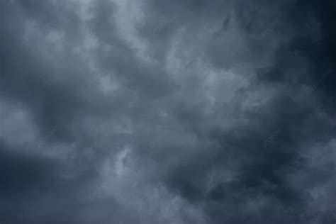 與深黑雲和降雨的暴風雨背景 照片圖桌布圖片免費下載 Pngtree
