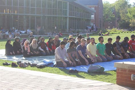 N Carolina Muslim Students Hold Open Prayer In Campus About Islam