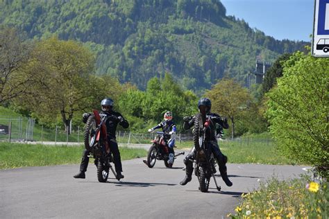 C'est une destination touristique par excellence. Le cours de wheelie débarque en Suisse romande - Actu Moto
