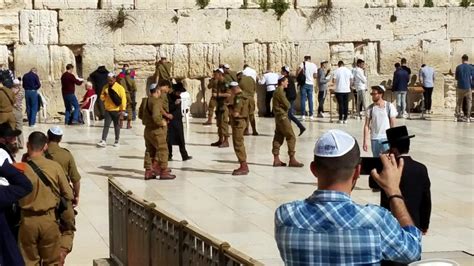 Israeli Soldiers Praying At The Kotel Youtube
